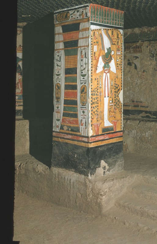 Der re. vord. Pfeiler von NW: Osiris und Djedpfeiler