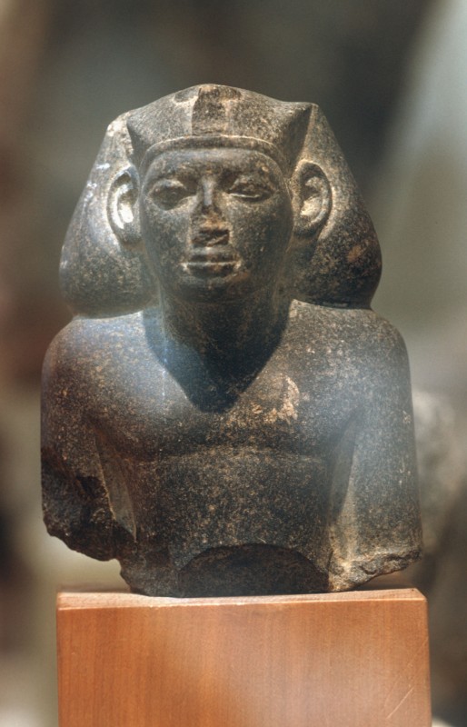 Oberteil einer Statue des Königs Chendscher, Basalt, H. 11 cm, 13.-14. Dyn., Sakkara