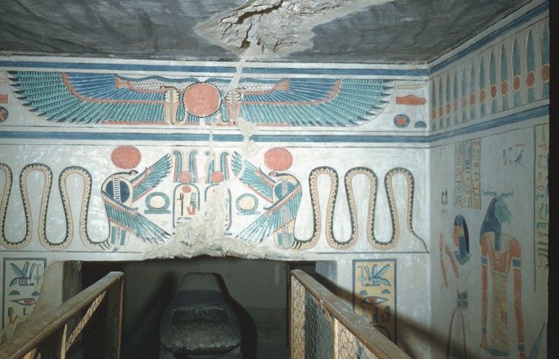 Flügelsonne und Kartuschen Ramses' III. zwischen geflügelten Uräen, über dem Eingang zur Sargkammer