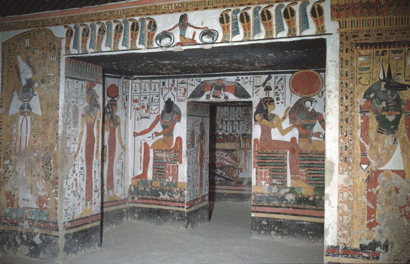 Osiris, Uräusschlangen, Udjat-Auge und Anubis, im Hintergrund die Götter Selket, Isis, Chepre, Nephtys als Geier, die Westgöttin und Harachte