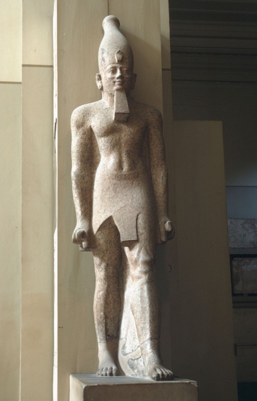 Kolossalstatue Sesostris' l., Granit, H. 310 cm, Karnak