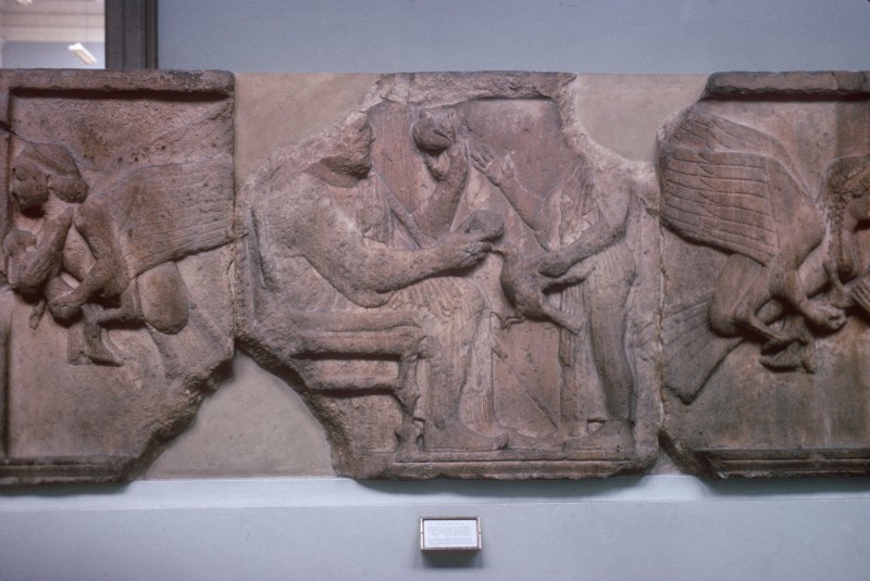 Harpyen-Grab, Südseite, thronender Mann hält Apfel und Granatapfel, vor ihm stehende Figur mit Taube, rechts und links Sirenen