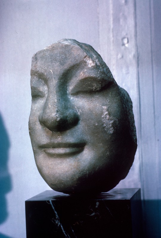 Bruchstück eines Kopfes von einer ionischen Säulenbasis aus Ephesos, Marmor, Höhe 19 cm, ca. 550