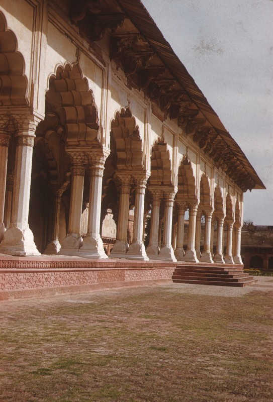 Diwan-i-Âm, Vorderfront mit Säulen