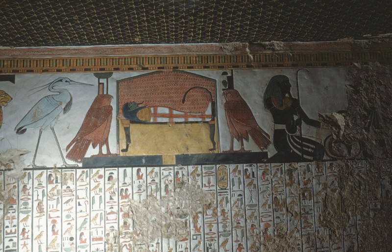 Mumie auf dem Bett, re. und li. Isis und Nephtys als Falken