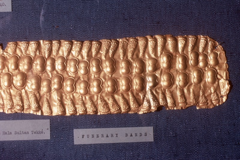 Totenschmuck, Goldplatte mit Schildmuster, aus Hala Sultan Tekké, Länge ca. 19 cm