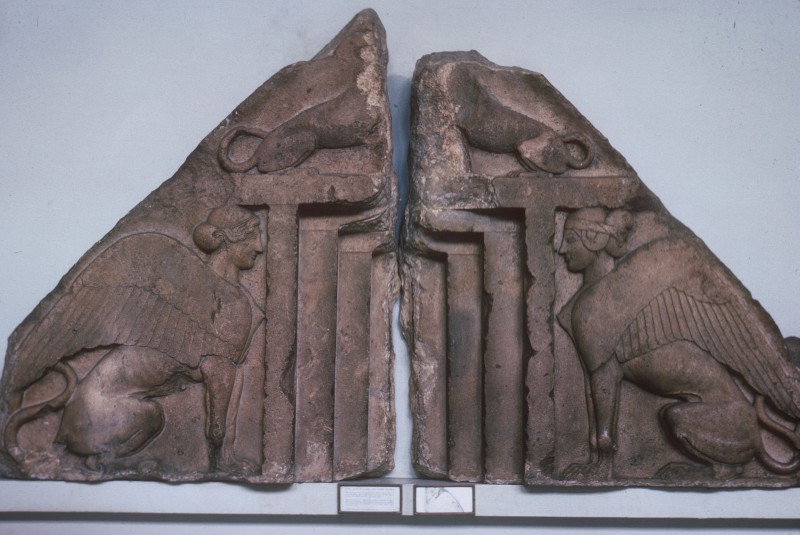 Giebel eines Grabes aus Xanthos, Scheintüre von zwei Sphingen flankiert, darüber zwei sitzende Löwen, Kalkstein, Höhe 86 cm, um 480 v. Chr.)