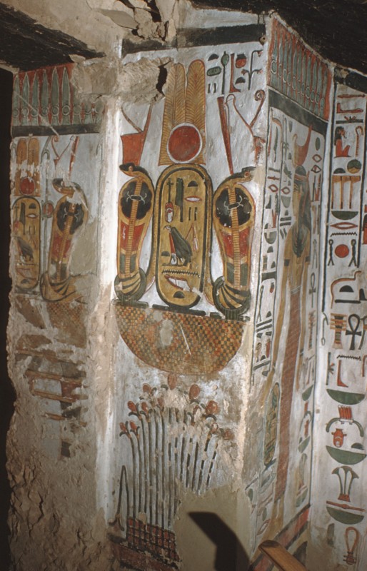 Kartusche der Königin Nefertari zwischen gekrönten Uräen auf Lotospflanzen, li. Leibung
