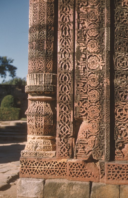 Moschee Quwwat ul-Islam, Detail, Ecke mit Halbsäule und Ornamenten