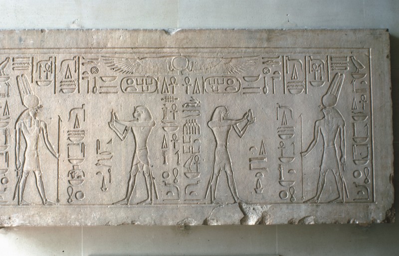 Türsturz von einem Tempel Sesostris III. : Der König opfert dem Gott Month