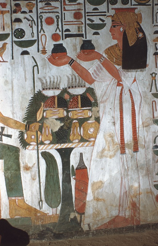 Die Königin mit Opfergefäßen am Opfertisch, Det. aus 36 858