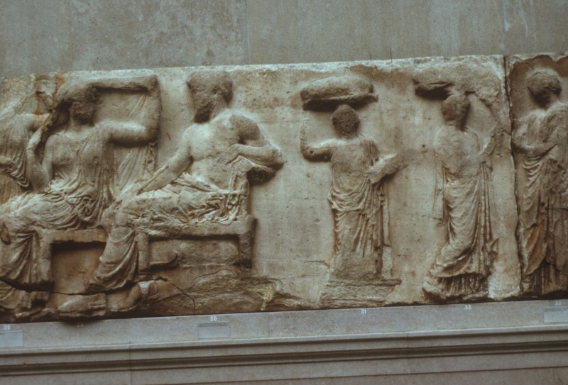 Götter: Iris, Hera, Zeus und Mädchen mit Stühlen V, 28-32