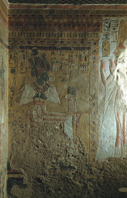 Die Königin im Gebet vor Osiris, re. Eingangswand