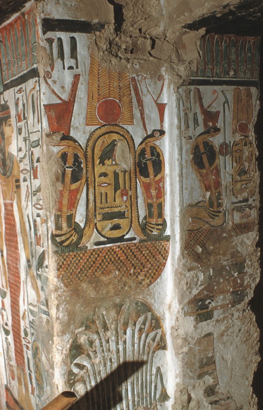 Kartusche der Königin Nefertari zwischen gekrönten Uräen auf Papyruspflanzen, re. Leibung