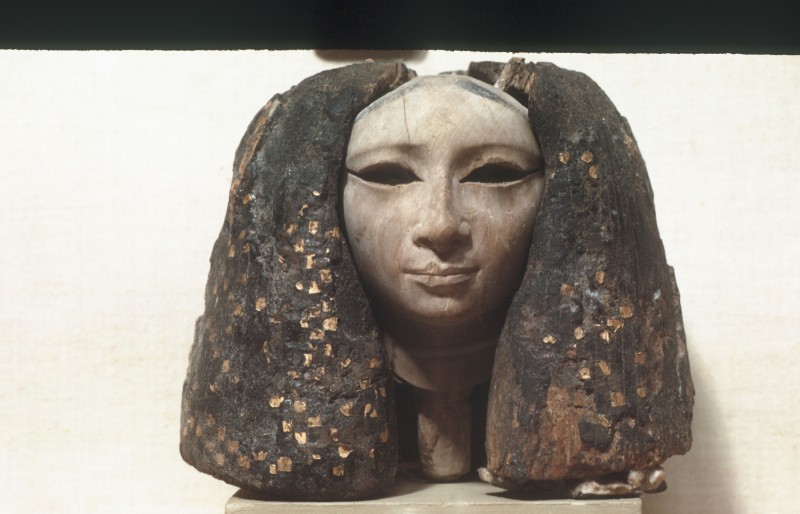 Frauenkopf mit goldverzierter Perücke, Holz, H 8,5 cm, 12 Dyn, Lischt
