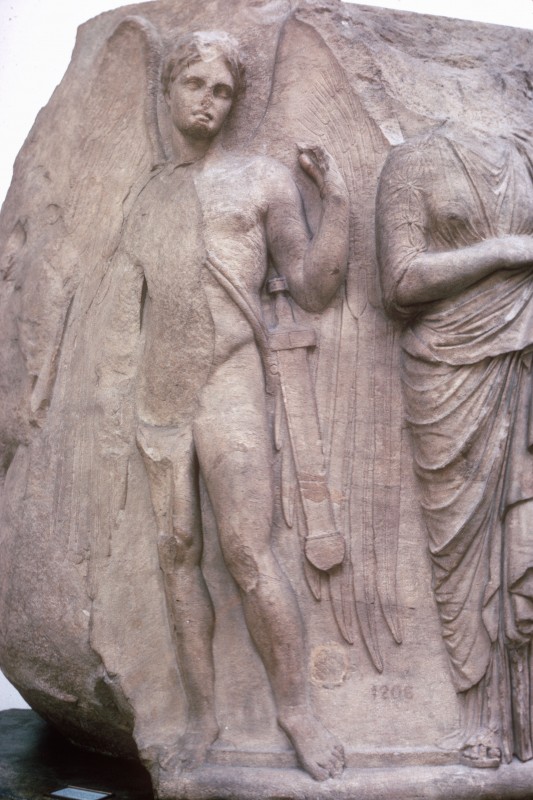 Geflügelter Jüngling und weibliche Gestalt, Reliefbasis von einer Säule vom jüngeren Artemistempel in Ephesos, Marmor, Höhe 180 cm