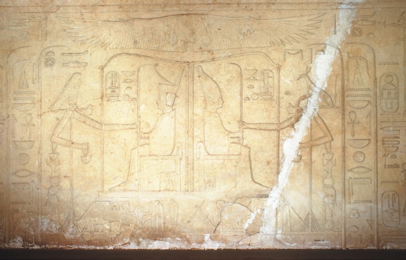 Sesostris III. mit ober- und mit unterägyptischer Krone in der Hebsedlaube, davor Götterfetische, Det. aus 20 077