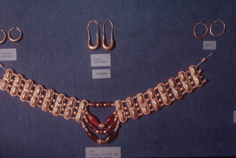 Halskette, Gold und Karneol, Breite ca. 3,5 cm, und Ohrringe