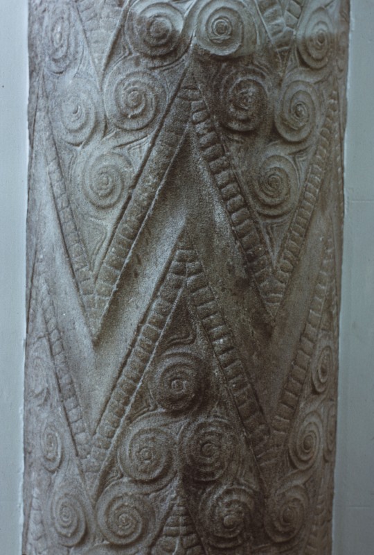 Detail der rechten Halbsäule v. Schatzhaus des Atreus, grüner Kalkstein, Durchm. ca. 52 cm, 14. Jhdt.