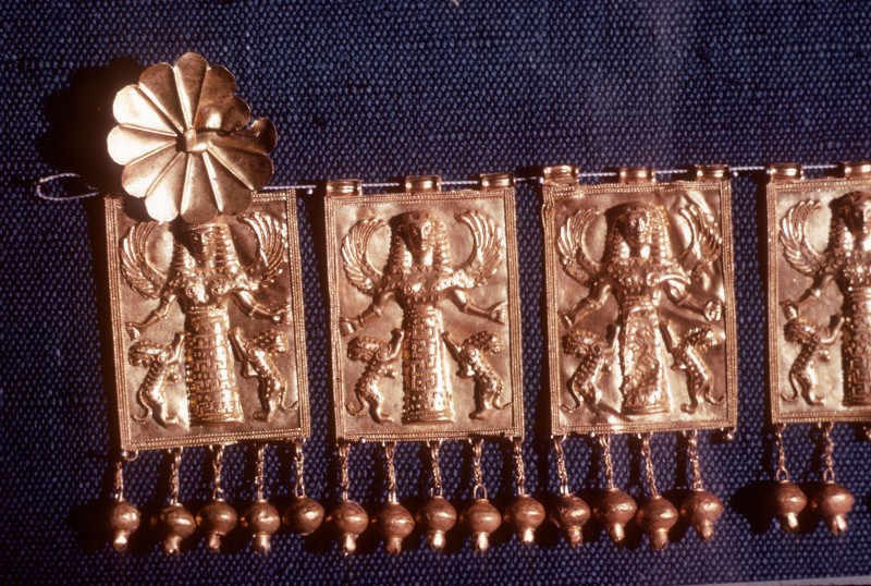 Geflügelte Göttin mit zwei Panthern, Platten einer Plakettenkette, Höhe ca. 4 cm