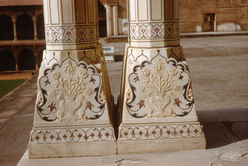 Säulenbasen, Detail mit Pietradura-Arbeiten