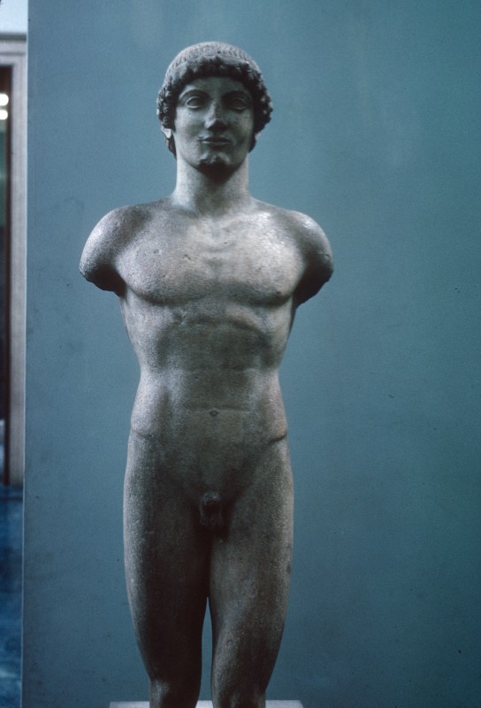 Stehender Jüngling, sogenannter Apollon Strangford, parischer Marmor, Höhe 101 cm, um 490